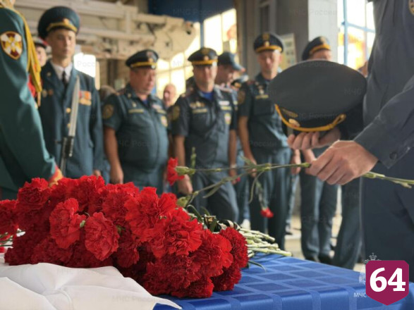 В Саратове увековечили память погибших на пожаре сотрудников МЧС